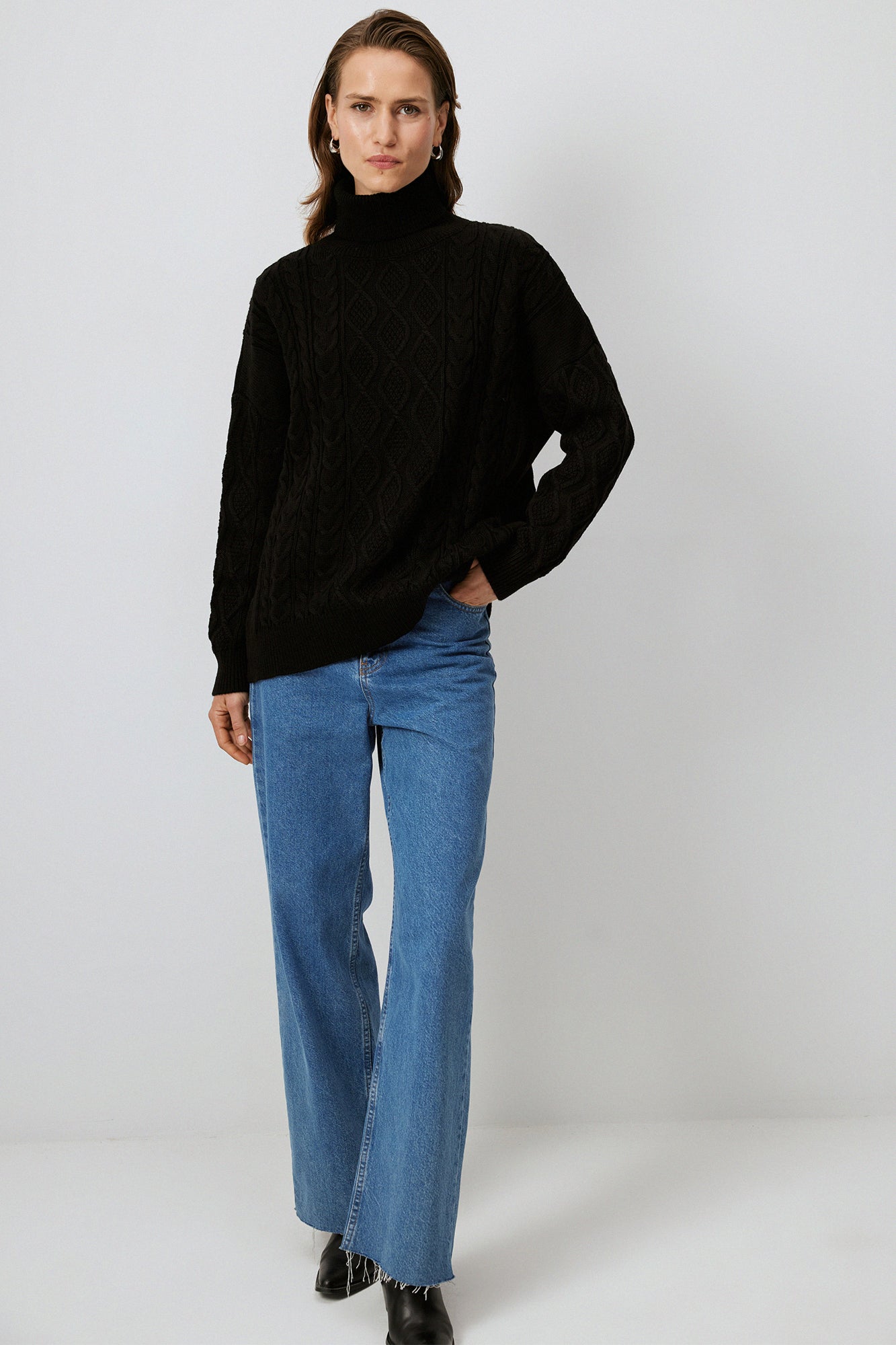 TURTLENECK KNIT SWEATER