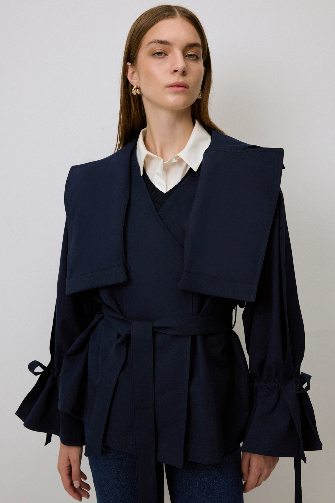 GATHERED ARM DETAILED CROP TRENCHCOAT