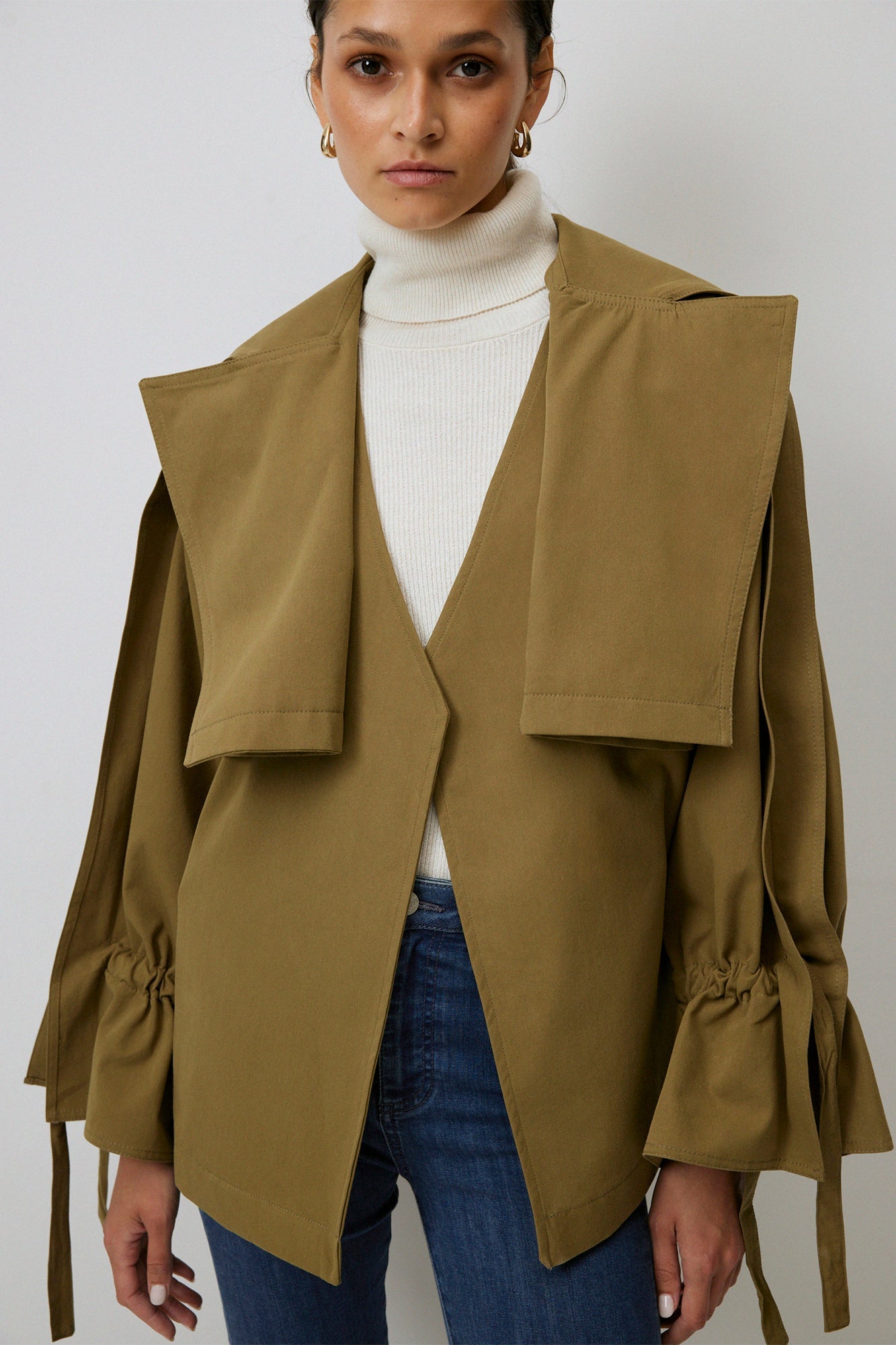 GATHERED ARM DETAILED CROP TRENCHCOAT