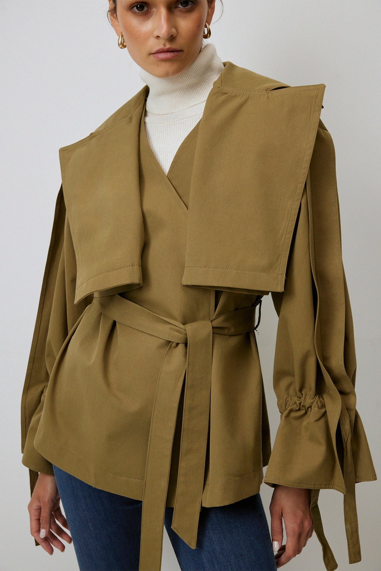 GATHERED ARM DETAILED CROP TRENCHCOAT