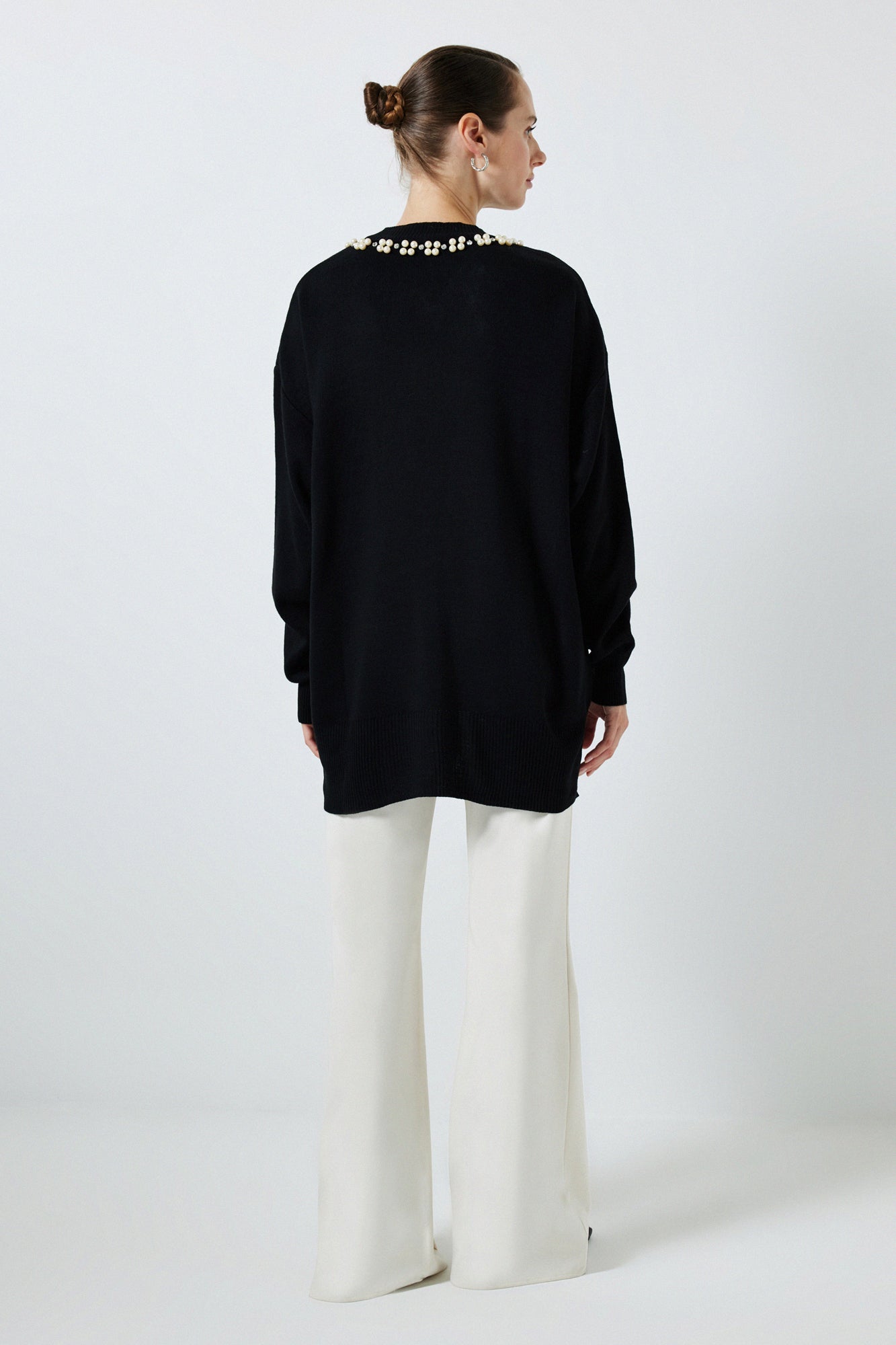 SWEATER WITH PEARL COLLAR